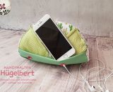 Hügelbert, das Handy-Schräghalte-Kissen. Eine Nähanleitung mit Schnittmuster in 2 Größen von shesmile. Für Tablet, E-Book Reader oder Handy. Für Kinder oder Erwachsene. Ergebnisse aus dem Probenähen.