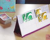 Kartenhalter KiddiCard aus Stoff. Eine Nähanleitung mit Schnittmuster von shesmile. Ideal für Unterwegs oder Zuhause. Aufgeklappt, zusammengesteckt, Spielkarten aus der intgegrierten Tasche rausgeholt und schon kann die Spielpartie losgehen.