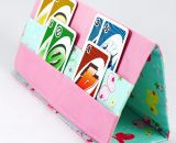 Kartenhalter KiddiCard aus Stoff. Eine Nähanleitung mit Schnittmuster von shesmile. Ideal für Unterwegs oder Zuhause. Aufgeklappt, zusammengesteckt, Spielkarten aus der intgegrierten Tasche rausgeholt und schon kann die Spielpartie losgehen.