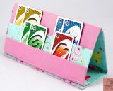 Kartenhalter KiddiCard aus Stoff. Eine Nähanleitung mit Schnittmuster von shesmile. Ideal für Unterwegs oder Zuhause. Aufgeklappt, zusammengesteckt, Spielkarten aus der intgegrierten Tasche rausgeholt und schon kann die Spielpartie losgehen.