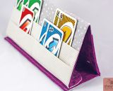 Kartenhalter KiddiCard aus Stoff. Eine Nähanleitung mit Schnittmuster von shesmile. Ideal für Unterwegs oder Zuhause. Aufgeklappt, zusammengesteckt, Spielkarten aus der intgegrierten Tasche rausgeholt und schon kann die Spielpartie losgehen.