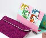 Kartenhalter KiddiCard aus Stoff. Eine Nähanleitung mit Schnittmuster von shesmile. Ideal für Unterwegs oder Zuhause. Aufgeklappt, zusammengesteckt, Spielkarten aus der intgegrierten Tasche rausgeholt und schon kann die Spielpartie losgehen.