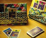 Kartenhalter KiddiCard aus Stoff. Eine Nähanleitung mit Schnittmuster von shesmile. Ideal für Unterwegs oder Zuhause. Aufgeklappt, zusammengesteckt, Spielkarten aus der intgegrierten Tasche rausgeholt und schon kann die Spielpartie losgehen. Ergebnis