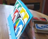 Kartenhalter KiddiCard aus Stoff. Eine Nähanleitung mit Schnittmuster von shesmile. Ideal für Unterwegs oder Zuhause. Aufgeklappt, zusammengesteckt, Spielkarten aus der intgegrierten Tasche rausgeholt und schon kann die Spielpartie losgehen. Ergebnis