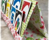 Kartenhalter KiddiCard aus Stoff. Eine Nähanleitung mit Schnittmuster von shesmile. Ideal für Unterwegs oder Zuhause. Aufgeklappt, zusammengesteckt, Spielkarten aus der intgegrierten Tasche rausgeholt und schon kann die Spielpartie losgehen. Ergebnis