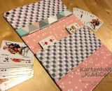 Kartenhalter KiddiCard aus Stoff. Eine Nähanleitung mit Schnittmuster von shesmile. Ideal für Unterwegs oder Zuhause. Aufgeklappt, zusammengesteckt, Spielkarten aus der intgegrierten Tasche rausgeholt und schon kann die Spielpartie losgehen. Ergebnis