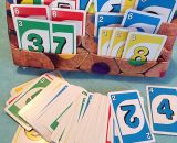 Kartenhalter KiddiCard aus Stoff. Eine Nähanleitung mit Schnittmuster von shesmile. Ideal für Unterwegs oder Zuhause. Aufgeklappt, zusammengesteckt, Spielkarten aus der intgegrierten Tasche rausgeholt und schon kann die Spielpartie losgehen. Ergebnis