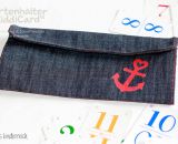 Kartenhalter KiddiCard aus Stoff. Eine Nähanleitung mit Schnittmuster von shesmile. Ideal für Unterwegs oder Zuhause. Aufgeklappt, zusammengesteckt, Spielkarten aus der intgegrierten Tasche rausgeholt und schon kann die Spielpartie losgehen. Ergebnis
