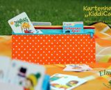 Kartenhalter KiddiCard aus Stoff. Eine Nähanleitung mit Schnittmuster von shesmile. Ideal für Unterwegs oder Zuhause. Aufgeklappt, zusammengesteckt, Spielkarten aus der intgegrierten Tasche rausgeholt und schon kann die Spielpartie losgehen. Ergebnis