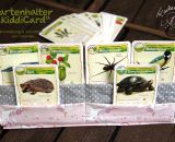 Kartenhalter KiddiCard aus Stoff. Eine Nähanleitung mit Schnittmuster von shesmile. Ideal für Unterwegs oder Zuhause. Aufgeklappt, zusammengesteckt, Spielkarten aus der intgegrierten Tasche rausgeholt und schon kann die Spielpartie losgehen. Ergebnis