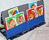 Kartenhalter KiddiCard aus Stoff. Eine Nähanleitung mit Schnittmuster von shesmile. Ideal für Unterwegs oder Zuhause. Aufgeklappt, zusammengesteckt, Spielkarten aus der intgegrierten Tasche rausgeholt und schon kann die Spielpartie losgehen. Ergebnis