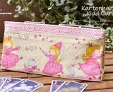 Kartenhalter KiddiCard aus Stoff. Eine Nähanleitung mit Schnittmuster von shesmile. Ideal für Unterwegs oder Zuhause. Aufgeklappt, zusammengesteckt, Spielkarten aus der intgegrierten Tasche rausgeholt und schon kann die Spielpartie losgehen. Ergebnis