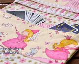 Kartenhalter KiddiCard aus Stoff. Eine Nähanleitung mit Schnittmuster von shesmile. Ideal für Unterwegs oder Zuhause. Aufgeklappt, zusammengesteckt, Spielkarten aus der intgegrierten Tasche rausgeholt und schon kann die Spielpartie losgehen. Ergebnis