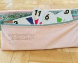 Kartenhalter KiddiCard aus Stoff. Eine Nähanleitung mit Schnittmuster von shesmile. Ideal für Unterwegs oder Zuhause. Aufgeklappt, zusammengesteckt, Spielkarten aus der intgegrierten Tasche rausgeholt und schon kann die Spielpartie losgehen. Ergebnis