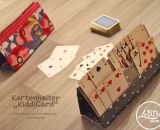 Kartenhalter KiddiCard aus Stoff. Eine Nähanleitung mit Schnittmuster von shesmile. Ideal für Unterwegs oder Zuhause. Aufgeklappt, zusammengesteckt, Spielkarten aus der intgegrierten Tasche rausgeholt und schon kann die Spielpartie losgehen. Ergebnis