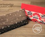 Kartenhalter KiddiCard aus Stoff. Eine Nähanleitung mit Schnittmuster von shesmile. Ideal für Unterwegs oder Zuhause. Aufgeklappt, zusammengesteckt, Spielkarten aus der intgegrierten Tasche rausgeholt und schon kann die Spielpartie losgehen. Ergebnis