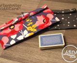 Kartenhalter KiddiCard aus Stoff. Eine Nähanleitung mit Schnittmuster von shesmile. Ideal für Unterwegs oder Zuhause. Aufgeklappt, zusammengesteckt, Spielkarten aus der intgegrierten Tasche rausgeholt und schon kann die Spielpartie losgehen. Ergebnis