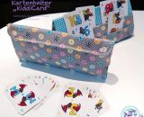 Kartenhalter KiddiCard aus Stoff. Eine Nähanleitung mit Schnittmuster von shesmile. Ideal für Unterwegs oder Zuhause. Aufgeklappt, zusammengesteckt, Spielkarten aus der intgegrierten Tasche rausgeholt und schon kann die Spielpartie losgehen. Ergebnis