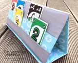 Kartenhalter KiddiCard aus Stoff. Eine Nähanleitung mit Schnittmuster von shesmile. Ideal für Unterwegs oder Zuhause. Aufgeklappt, zusammengesteckt, Spielkarten aus der intgegrierten Tasche rausgeholt und schon kann die Spielpartie losgehen. Ergebnis