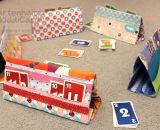Kartenhalter KiddiCard aus Stoff. Eine Nähanleitung mit Schnittmuster von shesmile. Ideal für Unterwegs oder Zuhause. Aufgeklappt, zusammengesteckt, Spielkarten aus der intgegrierten Tasche rausgeholt und schon kann die Spielpartie losgehen. Ergebnis