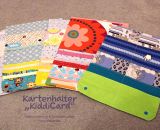Kartenhalter KiddiCard aus Stoff. Eine Nähanleitung mit Schnittmuster von shesmile. Ideal für Unterwegs oder Zuhause. Aufgeklappt, zusammengesteckt, Spielkarten aus der intgegrierten Tasche rausgeholt und schon kann die Spielpartie losgehen. Ergebnis