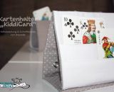 Kartenhalter KiddiCard aus Stoff. Eine Nähanleitung mit Schnittmuster von shesmile. Ideal für Unterwegs oder Zuhause. Aufgeklappt, zusammengesteckt, Spielkarten aus der intgegrierten Tasche rausgeholt und schon kann die Spielpartie losgehen. Ergebnis
