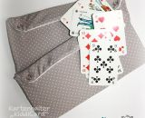 Kartenhalter KiddiCard aus Stoff. Eine Nähanleitung mit Schnittmuster von shesmile. Ideal für Unterwegs oder Zuhause. Aufgeklappt, zusammengesteckt, Spielkarten aus der intgegrierten Tasche rausgeholt und schon kann die Spielpartie losgehen. Ergebnis