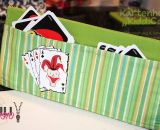 Kartenhalter KiddiCard aus Stoff. Eine Nähanleitung mit Schnittmuster von shesmile. Ideal für Unterwegs oder Zuhause. Aufgeklappt, zusammengesteckt, Spielkarten aus der intgegrierten Tasche rausgeholt und schon kann die Spielpartie losgehen. Ergebnis