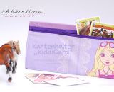 Kartenhalter KiddiCard aus Stoff. Eine Nähanleitung mit Schnittmuster von shesmile. Ideal für Unterwegs oder Zuhause. Aufgeklappt, zusammengesteckt, Spielkarten aus der intgegrierten Tasche rausgeholt und schon kann die Spielpartie losgehen. Ergebnis
