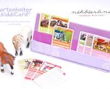 Kartenhalter KiddiCard aus Stoff. Eine Nähanleitung mit Schnittmuster von shesmile. Ideal für Unterwegs oder Zuhause. Aufgeklappt, zusammengesteckt, Spielkarten aus der intgegrierten Tasche rausgeholt und schon kann die Spielpartie losgehen. Ergebnis