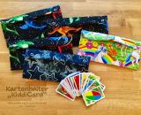 Kartenhalter KiddiCard aus Stoff. Eine Nähanleitung mit Schnittmuster von shesmile. Ideal für Unterwegs oder Zuhause. Aufgeklappt, zusammengesteckt, Spielkarten aus der intgegrierten Tasche rausgeholt und schon kann die Spielpartie losgehen. Ergebnis