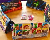 Kartenhalter KiddiCard aus Stoff. Eine Nähanleitung mit Schnittmuster von shesmile. Ideal für Unterwegs oder Zuhause. Aufgeklappt, zusammengesteckt, Spielkarten aus der intgegrierten Tasche rausgeholt und schon kann die Spielpartie losgehen. Ergebnis