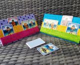 Kartenhalter KiddiCard aus Stoff. Eine Nähanleitung mit Schnittmuster von shesmile. Ideal für Unterwegs oder Zuhause. Aufgeklappt, zusammengesteckt, Spielkarten aus der intgegrierten Tasche rausgeholt und schon kann die Spielpartie losgehen. Ergebnis