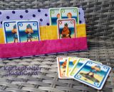 Kartenhalter KiddiCard aus Stoff. Eine Nähanleitung mit Schnittmuster von shesmile. Ideal für Unterwegs oder Zuhause. Aufgeklappt, zusammengesteckt, Spielkarten aus der intgegrierten Tasche rausgeholt und schon kann die Spielpartie losgehen. Ergebnis