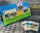 Kartenhalter KiddiCard aus Stoff. Eine Nähanleitung mit Schnittmuster von shesmile. Ideal für Unterwegs oder Zuhause. Aufgeklappt, zusammengesteckt, Spielkarten aus der intgegrierten Tasche rausgeholt und schon kann die Spielpartie losgehen. Ergebnis