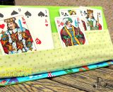 Kartenhalter KiddiCard aus Stoff. Eine Nähanleitung mit Schnittmuster von shesmile. Ideal für Unterwegs oder Zuhause. Aufgeklappt, zusammengesteckt, Spielkarten aus der intgegrierten Tasche rausgeholt und schon kann die Spielpartie losgehen. Ergebnis