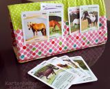 Kartenhalter KiddiCard aus Stoff. Eine Nähanleitung mit Schnittmuster von shesmile. Ideal für Unterwegs oder Zuhause. Aufgeklappt, zusammengesteckt, Spielkarten aus der intgegrierten Tasche rausgeholt und schon kann die Spielpartie losgehen. Ergebnis