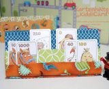 Kartenhalter KiddiCard aus Stoff. Eine Nähanleitung mit Schnittmuster von shesmile. Ideal für Unterwegs oder Zuhause. Aufgeklappt, zusammengesteckt, Spielkarten aus der intgegrierten Tasche rausgeholt und schon kann die Spielpartie losgehen. Ergebnis