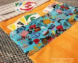 Kartenhalter KiddiCard aus Stoff. Eine Nähanleitung mit Schnittmuster von shesmile. Ideal für Unterwegs oder Zuhause. Aufgeklappt, zusammengesteckt, Spielkarten aus der intgegrierten Tasche rausgeholt und schon kann die Spielpartie losgehen. Ergebnis