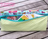 Kartenhalter KiddiCard aus Stoff. Eine Nähanleitung mit Schnittmuster von shesmile. Ideal für Unterwegs oder Zuhause. Aufgeklappt, zusammengesteckt, Spielkarten aus der intgegrierten Tasche rausgeholt und schon kann die Spielpartie losgehen. Ergebnis