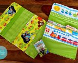 Kartenhalter KiddiCard aus Stoff. Eine Nähanleitung mit Schnittmuster von shesmile. Ideal für Unterwegs oder Zuhause. Aufgeklappt, zusammengesteckt, Spielkarten aus der intgegrierten Tasche rausgeholt und schon kann die Spielpartie losgehen. Ergebnis