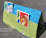 Kartenhalter KiddiCard aus Stoff. Eine Nähanleitung mit Schnittmuster von shesmile. Ideal für Unterwegs oder Zuhause. Aufgeklappt, zusammengesteckt, Spielkarten aus der intgegrierten Tasche rausgeholt und schon kann die Spielpartie losgehen. Ergebnis