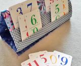 Kartenhalter KiddiCard aus Stoff. Eine Nähanleitung mit Schnittmuster von shesmile. Ideal für Unterwegs oder Zuhause. Aufgeklappt, zusammengesteckt, Spielkarten aus der intgegrierten Tasche rausgeholt und schon kann die Spielpartie losgehen. Ergebnis