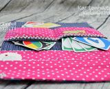 Kartenhalter KiddiCard aus Stoff. Eine Nähanleitung mit Schnittmuster von shesmile. Ideal für Unterwegs oder Zuhause. Aufgeklappt, zusammengesteckt, Spielkarten aus der intgegrierten Tasche rausgeholt und schon kann die Spielpartie losgehen. Ergebnis