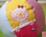 Katzen Kantenhocker Kitty (Eine kostenlose Applikationsvorlage mit Nähanleitung von shesmile) Ein Geschenk zur Geburt.