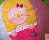 Katzen Kantenhocker Kitty (Eine kostenlose Applikationsvorlage mit Nähanleitung von shesmile) Ein Geschenk zur Geburt.