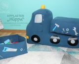 Kipplaster Hüppa (Eine Nähanleitung mit Schnittmuster von shesmile) Hüppa, der Kipplaster aus Stoff zum Hüpfen und Bepacken. Als Adventskalender, Kinderzimmer-Utensilo, Feuerwehr-Auto oder Hüpf-Rutsch-Baustellenfahrzeug. Ergebnisse aus dem Probenähen