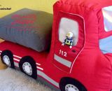 Kipplaster Hüppa (Eine Nähanleitung mit Schnittmuster von shesmile) Hüppa, der Kipplaster aus Stoff zum Hüpfen und Bepacken. Als Adventskalender, Kinderzimmer-Utensilo, Feuerwehr-Auto oder Hüpf-Rutsch-Baustellenfahrzeug. Ergebnisse aus dem Probenähen