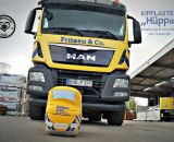 Kipplaster Hüppa (Eine Nähanleitung mit Schnittmuster von shesmile) Hüppa, der Kipplaster aus Stoff zum Hüpfen und Bepacken. Als Adventskalender, Kinderzimmer-Utensilo, Feuerwehr-Auto oder Hüpf-Rutsch-Baustellenfahrzeug. Ergebnisse aus dem Probenähen