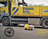 Kipplaster Hüppa (Eine Nähanleitung mit Schnittmuster von shesmile) Hüppa, der Kipplaster aus Stoff zum Hüpfen und Bepacken. Als Adventskalender, Kinderzimmer-Utensilo, Feuerwehr-Auto oder Hüpf-Rutsch-Baustellenfahrzeug. Ergebnisse aus dem Probenähen